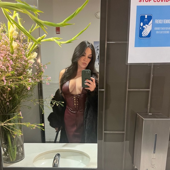 HOUSE OF CB “JAQUETTA” WINE VEGAN LEATHER MIDI DRESS - Picture 16 of 16